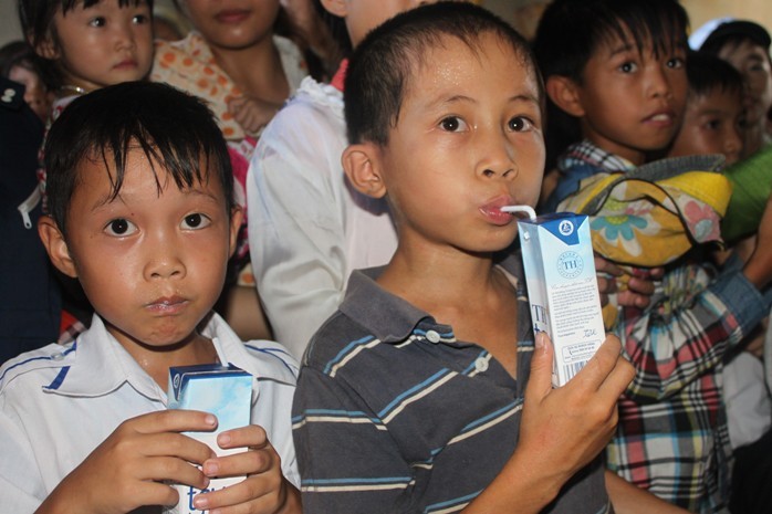 Trẻ em vùng Ngã Ba Đồng Lộc vui sướng được uống sữa.